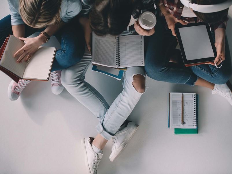 alumnos-reunidos-estudiando