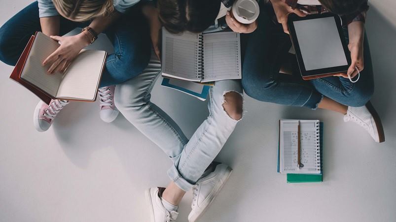 alumnos-reunidos-estudiando